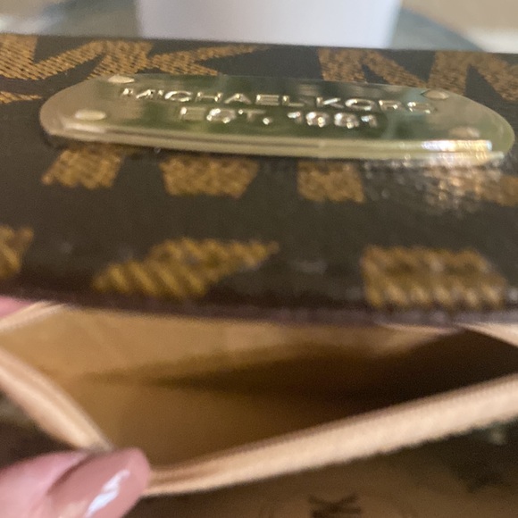 Michael Kors Fold Over Snap Closure Wallet. MK Logo on outside. Great Condition - Picture 8 of 16